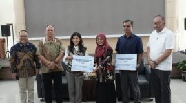 SERAHKAN : Menteri Komdigi, Meutya Hafid saat menyerahkan bantuan infrastruktur jaringan digital untuk dua sekolah rakyat, belum lama ini.(IST)
