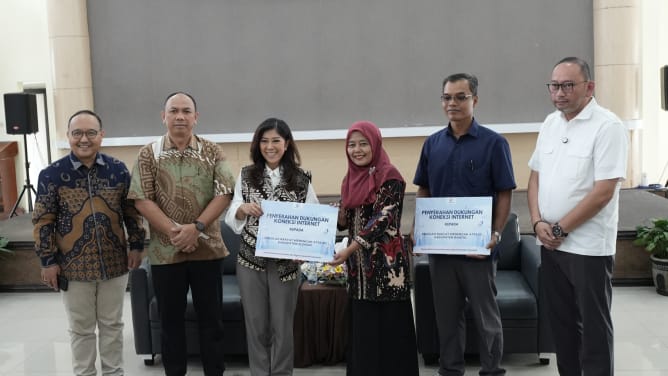 SERAHKAN : Menteri Komdigi, Meutya Hafid saat menyerahkan bantuan infrastruktur jaringan digital untuk dua sekolah rakyat, belum lama ini.(IST)