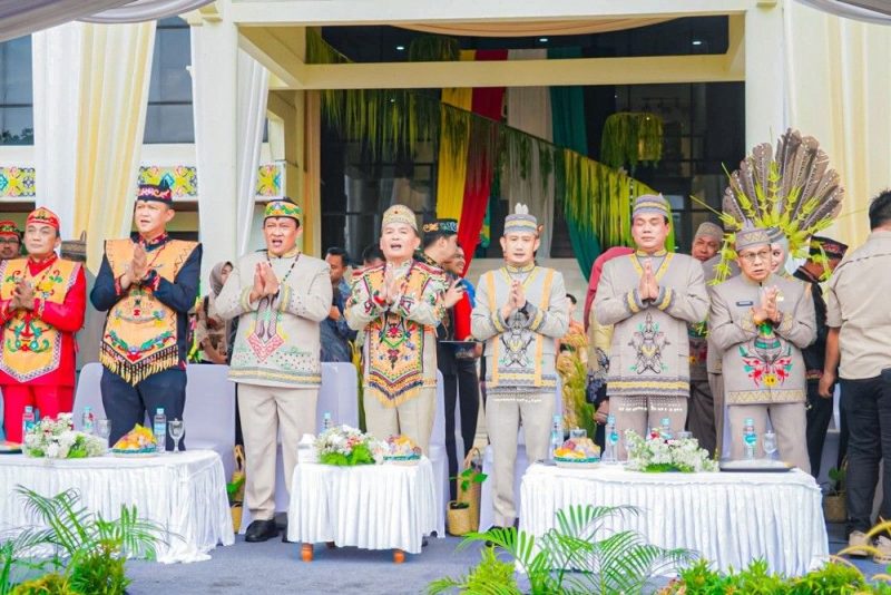 HADIRI : Gubernur Kalteng H. Agustiar Sabran beserta jajaran mengenakan busana adat Dayak saat menghadiri Peringatan Hari Jadi ke-60 Pemerintah Kota Palangka Raya dan Hari Jadi ke-68 Kota Palangka Raya Tahun 2025, Kamis (17/7/2025).(IST)