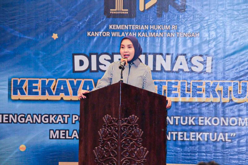 PAPARAN : Ketua Dekranasda Kalteng Aisyah Thisia Agustiar Sabran saat paparkan materi pada Diseminasi KI yang digelar Kantor Wilayah Kemenkumham Kalteng, Rabu (23/7/2025).(IST)