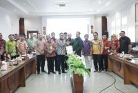 MENERIMA : Plt. Sekda Leonard S. Ampung menerima secara simbolis dokumen rekomendasi Tim Pansus DPRD Sugiyarto  di Ruang Rapat DPRD Kalteng, Kamis (24/7/2025).(IST)