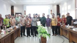 MENERIMA : Plt. Sekda Leonard S. Ampung menerima secara simbolis dokumen rekomendasi Tim Pansus DPRD Sugiyarto  di Ruang Rapat DPRD Kalteng, Kamis (24/7/2025).(IST)