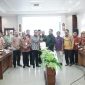 MENERIMA : Plt. Sekda Leonard S. Ampung menerima secara simbolis dokumen rekomendasi Tim Pansus DPRD Sugiyarto  di Ruang Rapat DPRD Kalteng, Kamis (24/7/2025).(IST)
