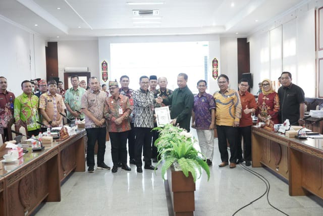 MENERIMA : Plt. Sekda Leonard S. Ampung menerima secara simbolis dokumen rekomendasi Tim Pansus DPRD Sugiyarto  di Ruang Rapat DPRD Kalteng, Kamis (24/7/2025).(IST)