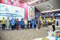 KUKUHKAN : Staf Ahli Bidang Hukum, Kelembagaan, dan Reformasi Birokrasi Viktor Hasiholan Siburian saat mengukuhkan Gubernur Kalteng H. Agustiar Sabran bersama Ketua TP PKK Kalteng Aisyah Thisia Agustiar Sabran sebagai Ayah dan Bunda GenRe serta Orang Tua Asuh GENTING Provinsi Kalteng, Rabu (16/07/2025).(IST)