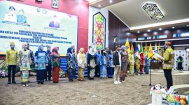 KUKUHKAN : Staf Ahli Bidang Hukum, Kelembagaan, dan Reformasi Birokrasi Viktor Hasiholan Siburian saat mengukuhkan Gubernur Kalteng H. Agustiar Sabran bersama Ketua TP PKK Kalteng Aisyah Thisia Agustiar Sabran sebagai Ayah dan Bunda GenRe serta Orang Tua Asuh GENTING Provinsi Kalteng, Rabu (16/07/2025).(IST)