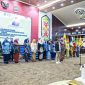 KUKUHKAN : Staf Ahli Bidang Hukum, Kelembagaan, dan Reformasi Birokrasi Viktor Hasiholan Siburian saat mengukuhkan Gubernur Kalteng H. Agustiar Sabran bersama Ketua TP PKK Kalteng Aisyah Thisia Agustiar Sabran sebagai Ayah dan Bunda GenRe serta Orang Tua Asuh GENTING Provinsi Kalteng, Rabu (16/07/2025).(IST)