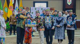 SERAHKAN : Gubernur Kalteng, H.Agustiar Sabran, saat menyerahkan cinderamata kepada mantan Kajati Kalteng, Undang Mugopal saat kenal pamit yang digelar di Aula Jayang Tingang, Kantor Gubernur Kalteng, Jumat (18/7/2025).(IST)