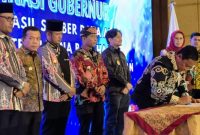 PENANDATANGANAN : Wakil Gubernur Kalteng H. Edy Pratowo saat melakukan penandatanganan berita acara hasil Rakor Gubernur Daerah Penghasil Sumber Daya Alam di sektor Pertambangan, Kehutanan dan Perkebunan, Rabu (9/7/2025).(IST)
