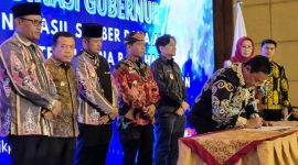 PENANDATANGANAN : Wakil Gubernur Kalteng H. Edy Pratowo saat melakukan penandatanganan berita acara hasil Rakor Gubernur Daerah Penghasil Sumber Daya Alam di sektor Pertambangan, Kehutanan dan Perkebunan, Rabu (9/7/2025).(IST)