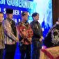 PENANDATANGANAN : Wakil Gubernur Kalteng H. Edy Pratowo saat melakukan penandatanganan berita acara hasil Rakor Gubernur Daerah Penghasil Sumber Daya Alam di sektor Pertambangan, Kehutanan dan Perkebunan, Rabu (9/7/2025).(IST)