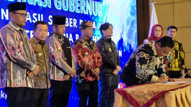 PENANDATANGANAN : Wakil Gubernur Kalteng H. Edy Pratowo saat melakukan penandatanganan berita acara hasil Rakor Gubernur Daerah Penghasil Sumber Daya Alam di sektor Pertambangan, Kehutanan dan Perkebunan, Rabu (9/7/2025).(IST)