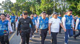 JALAN SEHAT : Wagub Kalteng, Edy Pratowo, bersama pejabat lainnya mengikuti kegiatan jalan sehat yang berlangsung meriah di kawasan Bundaran Besar Palangka Raya pada Minggu pagi (27/7/2025).(IST)