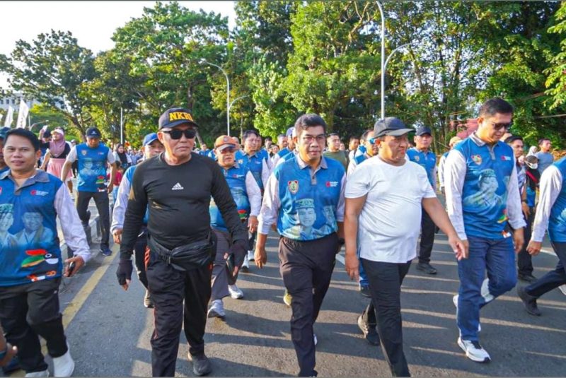 JALAN SEHAT : Wagub Kalteng, Edy Pratowo, bersama pejabat lainnya mengikuti kegiatan jalan sehat yang berlangsung meriah di kawasan Bundaran Besar Palangka Raya pada Minggu pagi (27/7/2025).(IST)