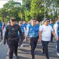 JALAN SEHAT : Wagub Kalteng, Edy Pratowo, bersama pejabat lainnya mengikuti kegiatan jalan sehat yang berlangsung meriah di kawasan Bundaran Besar Palangka Raya pada Minggu pagi (27/7/2025).(IST)