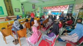 PENANDATANGANAN : Sejumlah orang tua murid SMPN 1 Sampit saat menghadiri penandatanganan fakta Integritas, Selasa (29/7/2025).(IST)