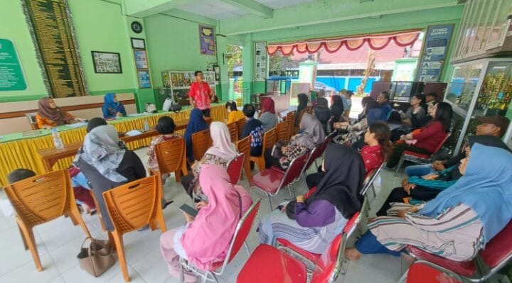 PENANDATANGANAN : Sejumlah orang tua murid SMPN 1 Sampit saat menghadiri penandatanganan fakta Integritas, Selasa (29/7/2025).(IST)