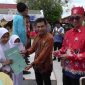 PENGHARGAAN : Kepala Seksi Peserta Didik dan Prasarana Disdik Kotim, M Ikram Muhajir, didampingi Kepala SMPN 4 Sampit, Anjar Subiantoro saat memberikan penghargaan kepada salah satu siswa, Selasa, (24/6/2025).(IST)