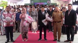 KELULUSAN : Kepala Dinas Pendidikan Kotim, M Irfansyah (dua dari kanan) saqt menghadiri kelulusan di SMPN 1 Sampit, beberapa waktu lalu.(IST)