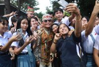 BERFOTO : Gubernur Kalteng H. Agustiar Sabran saat berfoto dengan siswa dan guru SMAN 1 Tamiang Layang saat melakukan  kunjungan kerja ke SMA Negeri 1 Tamiang Layang, Kabupaten Barito Timur, Selasa (5/8/2025).(IST)