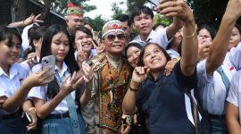 BERFOTO : Gubernur Kalteng H. Agustiar Sabran saat berfoto dengan siswa dan guru SMAN 1 Tamiang Layang saat melakukan  kunjungan kerja ke SMA Negeri 1 Tamiang Layang, Kabupaten Barito Timur, Selasa (5/8/2025).(IST)