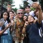 BERFOTO : Gubernur Kalteng H. Agustiar Sabran saat berfoto dengan siswa dan guru SMAN 1 Tamiang Layang saat melakukan  kunjungan kerja ke SMA Negeri 1 Tamiang Layang, Kabupaten Barito Timur, Selasa (5/8/2025).(IST)