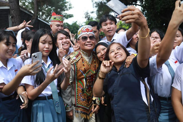 BERFOTO : Gubernur Kalteng H. Agustiar Sabran saat berfoto dengan siswa dan guru SMAN 1 Tamiang Layang saat melakukan  kunjungan kerja ke SMA Negeri 1 Tamiang Layang, Kabupaten Barito Timur, Selasa (5/8/2025).(IST)