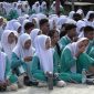 SKRINING : Para pelajar saat berkumpul di lapangan sambil menunggu skrining kesehatan, Senin, (16/6/2025).(IST)
