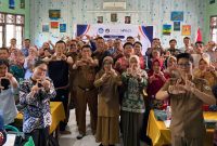 MEMBUKA : Kepala Disdik Kotim, Muhammad Irfansyah, saat foto bersama usai membuka pelatihan  Deep Learning Kamis (31/7/2025).(IST)