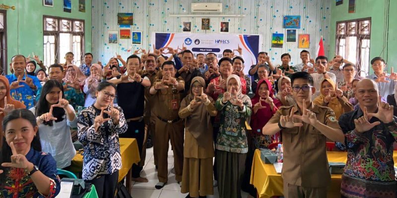 MEMBUKA : Kepala Disdik Kotim, Muhammad Irfansyah, saat foto bersama usai membuka pelatihan  Deep Learning Kamis (31/7/2025).(IST)