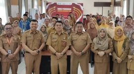 FOTO BERSAMA: Kepala Disdik Kotim, Muhammad Irfansyah dengan para guru usai melaksanakan kegiatan beberapa waktu lalu.(IST)