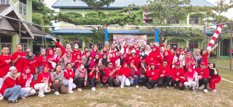 FOTO BERSAMA: Para perawat saat foto bersama usai melaksanakan kegiatan berbagai lomba dalam rangka memeriahkan HUT RI ke 80, Sabtu (16/8/2025).(IST)