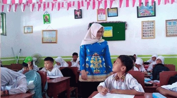 BELAJAR : Suasana belajar mengajar di salah satu sekolah dasar di Sampit saat bulan ramadan.(IST)