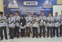 FOTO BERSAMA : Ketua PGRI Kotim, Mahbub (paling kiri) bersama pengurus lainnya, belum lama ini.(IST)