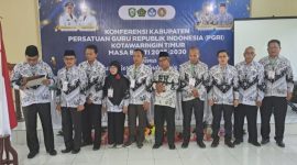 FOTO BERSAMA : Ketua PGRI Kotim, Mahbub (paling kiri) bersama pengurus lainnya, belum lama ini.(IST)
