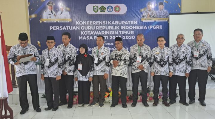 FOTO BERSAMA : Ketua PGRI Kotim, Mahbub (paling kiri) bersama pengurus lainnya, belum lama ini.(IST)
