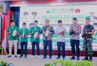 MEMBUKA : Wakil Gubernur Kalteng H. Edy Pratowo saat memukul terbang sebagai simbol dimulainya rangkaian kegiatan pendidikan dan diklat GP Ansor se-Kalteng Tahun 2025 yang dilaksanakan di Aula Jayang Tingang, Kompleks Kantor Gubernur Kalteng, Jumat (1/8/2025).(IST)