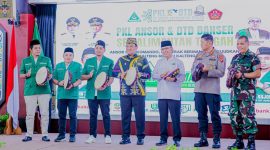 MEMBUKA : Wakil Gubernur Kalteng H. Edy Pratowo saat memukul terbang sebagai simbol dimulainya rangkaian kegiatan pendidikan dan diklat GP Ansor se-Kalteng Tahun 2025 yang dilaksanakan di Aula Jayang Tingang, Kompleks Kantor Gubernur Kalteng, Jumat (1/8/2025).(IST)