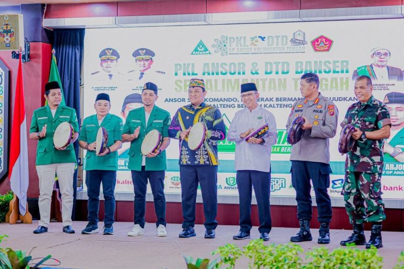 MEMBUKA : Wakil Gubernur Kalteng H. Edy Pratowo saat memukul terbang sebagai simbol dimulainya rangkaian kegiatan pendidikan dan diklat GP Ansor se-Kalteng Tahun 2025 yang dilaksanakan di Aula Jayang Tingang, Kompleks Kantor Gubernur Kalteng, Jumat (1/8/2025).(IST)