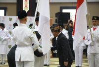 MENGUKUHKAN : Gubernur Kalteng H.Agustiar Sabran, saat mengukuhkan 54 calon Paskibraka Kalteng 2025 Aula Jayang Tingang, Kantor Gubernur Kalteng, Jumat (15/8/2025).(IST)