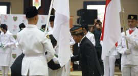MENGUKUHKAN : Gubernur Kalteng H.Agustiar Sabran, saat mengukuhkan 54 calon Paskibraka Kalteng 2025 Aula Jayang Tingang, Kantor Gubernur Kalteng, Jumat (15/8/2025).(IST)