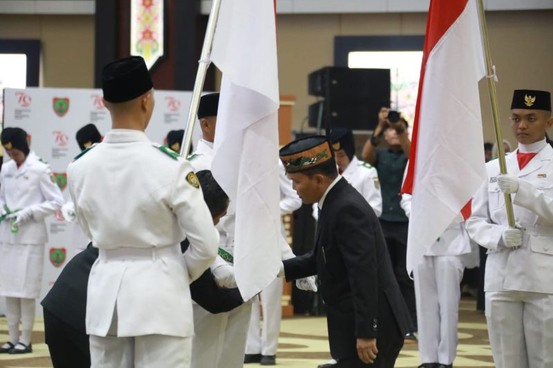MENGUKUHKAN : Gubernur Kalteng H.Agustiar Sabran, saat mengukuhkan 54 calon Paskibraka Kalteng 2025 Aula Jayang Tingang, Kantor Gubernur Kalteng, Jumat (15/8/2025).(IST)