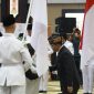 MENGUKUHKAN : Gubernur Kalteng H.Agustiar Sabran, saat mengukuhkan 54 calon Paskibraka Kalteng 2025 Aula Jayang Tingang, Kantor Gubernur Kalteng, Jumat (15/8/2025).(IST)