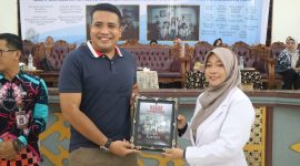 CENDRAMATA : Ketua Bidang Komunikasi dan Informasi HIPMI Kabupaten Kotim Muhammad Chalid saat menerima cenderamata langsung dari sutradara film Ternyata Aku Korban, Novita Sari M.H, pada acara Nonton Bareng yang digelar di Gedung Serbaguna Sampit, Kamis (7/8/2025). (IST)