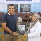 CENDRAMATA : Ketua Bidang Komunikasi dan Informasi HIPMI Kabupaten Kotim Muhammad Chalid saat menerima cenderamata langsung dari sutradara film Ternyata Aku Korban, Novita Sari M.H, pada acara Nonton Bareng yang digelar di Gedung Serbaguna Sampit, Kamis (7/8/2025). (IST)