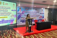 SAMBUTAN : Sekretaris Diskominfosantik Provinsi Kalteng Tuty Sulistyowatie saat menyampaikan sambutannya pada kegiatan Diseminasi Informasi Bagi Pelajar, Senin (4/8/2025).(IST)