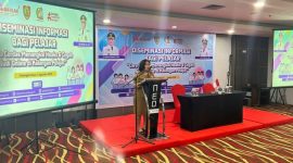 SAMBUTAN : Sekretaris Diskominfosantik Provinsi Kalteng Tuty Sulistyowatie saat menyampaikan sambutannya pada kegiatan Diseminasi Informasi Bagi Pelajar, Senin (4/8/2025).(IST)