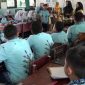 BERCERITA : Salah satu orang tua murid saat bercerita di dalam kelas yang merupakan Program di SMP Negeri 1 Sampit, ini terlihat, Senin, (28/7/2025).(IST)
