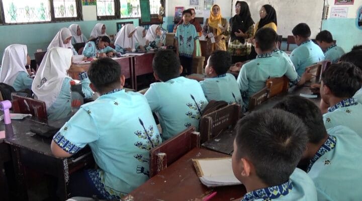 BERCERITA : Salah satu orang tua murid saat bercerita di dalam kelas yang merupakan Program di SMP Negeri 1 Sampit, ini terlihat, Senin, (28/7/2025).(IST)
