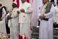 HADIR : Bupati Lamandau, Rizky Aditya Putra saat bersama Guru Udin saat menghadiri syukuran dalam rangka Hari Jadi Kabupaten Lamandau yang ke 23 belum lama ini.(IST)